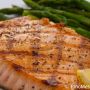 Come fare il salmone alla griglia con asparagi