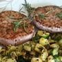 Hamburger di pollo con zucchine e patate al prezzemolo