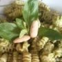 Radiatori al pesto di zucchine e mandorle profumate al basilico