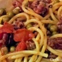 Spaghetti al sugo di ciuffi di calamari e piselli