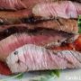 Tagliata di manzo con rucola e pomodorini